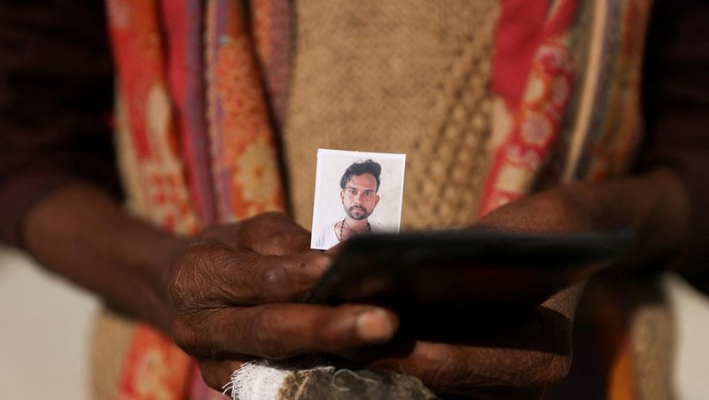 Personel media dan penonton berkumpul di dekat pintu masuk terowongan yang sedang dibangun tempat para pekerja terjebak setelah runtuhnya terowongan, di Uttarkashi, di negara bagian utara Uttarakhand, India, 24 November 2023. (REUTERS/Stringer)