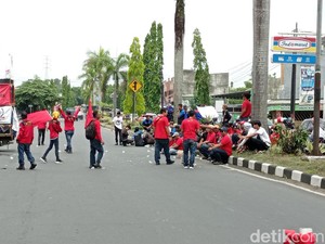 Tuntutan Kenaikan Upah Tak Digubris, Buruh Tasikmalaya Blokir Jalan