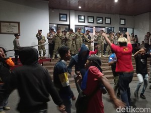 Massa Buruh Masih Bertahan di Balkot Desak Pj Walkot Tasik Naikkan UMK 15%