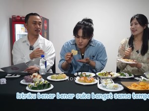 DK iKON Cicip Jajanan Indonesia, Kepincut Gurihnya Keripik Tempe!