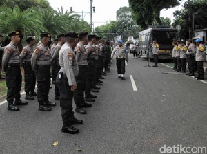 957 Personel Gabungan Amankan Demo di KPU, Jalan Imam Bonjol Ditutup