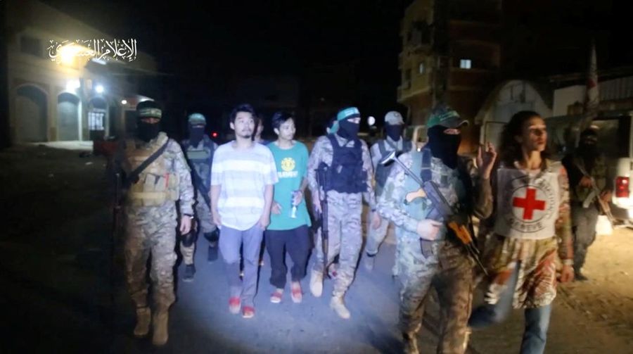 Kelompok Hamas pada hari Sabtu telah membebaskan 17 sandera, termasuk 13 warga Israel dan secara mengejutkan 10 warga Thailand dan satu warga Filipina. (Hamas Military Wing/Handout via REUTERS)