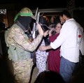 Viral Perlakuan Hamas pada Sandera Israel, Akrab-Full Senyum