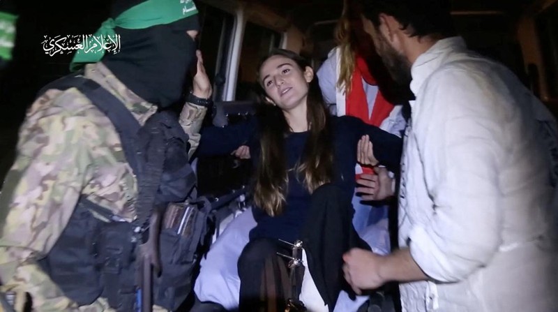 Kelompok Hamas pada hari Sabtu telah membebaskan 17 sandera, termasuk 13 warga Israel dan secara mengejutkan 10 warga Thailand dan satu warga Filipina. (Hamas Military Wing/Handout via REUTERS)