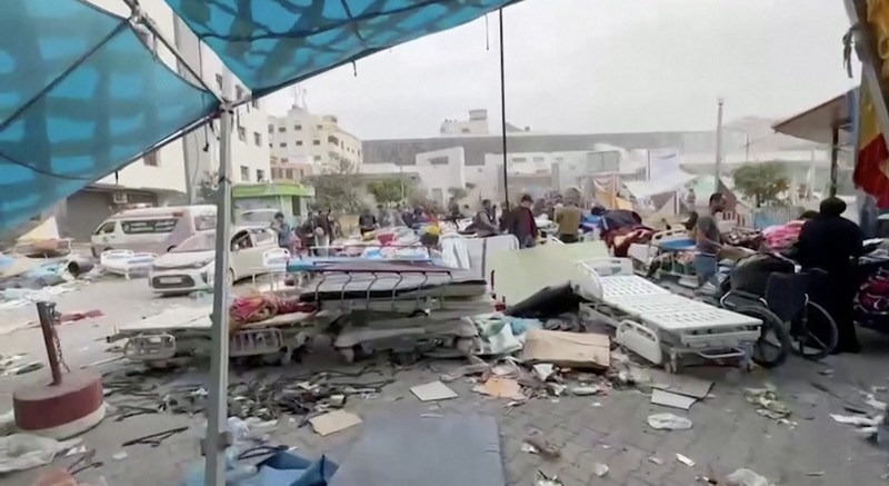 Warga Palestina memeriksa Rumah Sakit Al Shifa yang digerebek oleh pasukan Israel selama operasi darat, di tengah gencatan senjata sementara antara Israel dan kelompok Islam Palestina Hamas, di Kota Gaza, 25 November 2023. Warga Palestina memeriksa Rumah Sakit Al Shifa yang digerebek oleh pasukan Israel selama operasi darat, di tengah gencatan senjata sementara antara Israel dan kelompok Islam Palestina Hamas, di Kota Gaza, 25 November 2023. (REUTERS/Abed Sabah)