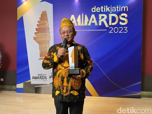 Sarmuji Raih Penghargaan Tokoh Peduli Sosial dan Ekonomi Kerakyatan