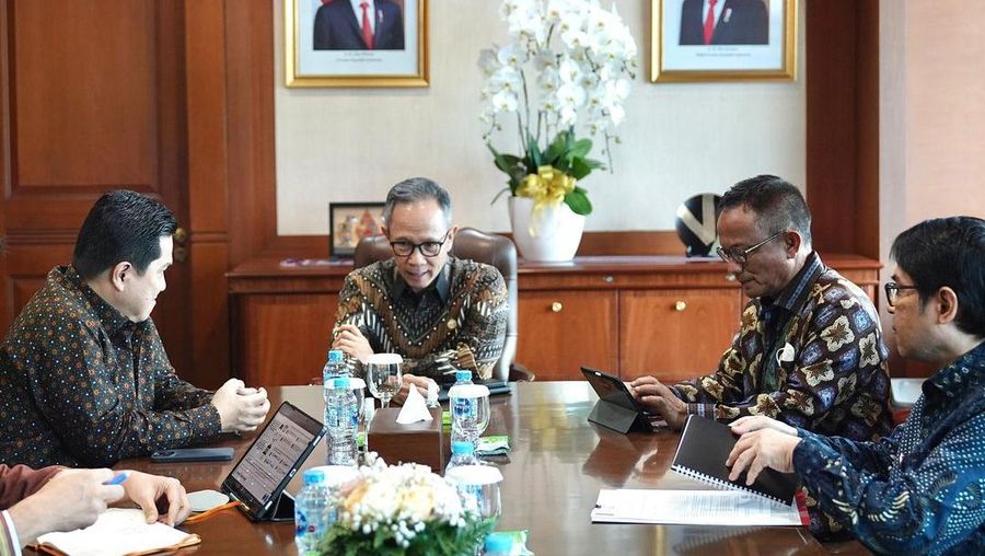 Menko Marves, Erick Thohir menghadiri rapat bersama Ketua OJK untuk membahas perihal skema pembiayaan yang komprehensif, guna meningkatkan kuantitas dan kualitas produksi gim lokal. (Instagram @erickthohir