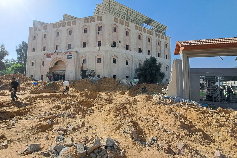 Warga Palestina memeriksa Rumah Sakit Al Shifa yang digerebek oleh pasukan Israel selama operasi darat, di tengah gencatan senjata sementara antara Israel dan kelompok Islam Palestina Hamas, di Kota Gaza, 25 November 2023. Warga Palestina memeriksa Rumah Sakit Al Shifa yang digerebek oleh pasukan Israel selama operasi darat, di tengah gencatan senjata sementara antara Israel dan kelompok Islam Palestina Hamas, di Kota Gaza, 25 November 2023. (REUTERS/Abed Sabah)