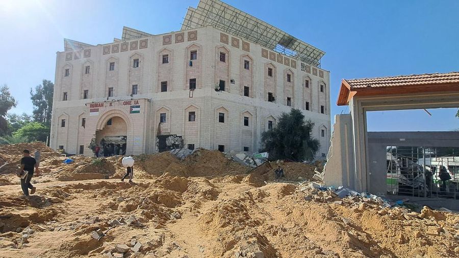Warga Palestina memeriksa Rumah Sakit Al Shifa yang digerebek oleh pasukan Israel selama operasi darat, di tengah gencatan senjata sementara antara Israel dan kelompok Islam Palestina Hamas, di Kota Gaza, 25 November 2023. (REUTERS/Abed Sabah)
