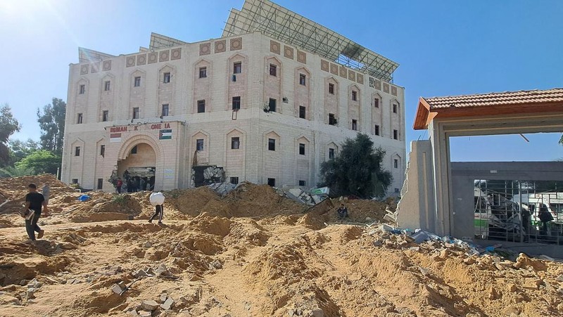 Warga Palestina memeriksa Rumah Sakit Al Shifa yang digerebek oleh pasukan Israel selama operasi darat, di tengah gencatan senjata sementara antara Israel dan kelompok Islam Palestina Hamas, di Kota Gaza, 25 November 2023. (REUTERS/Abed Sabah)