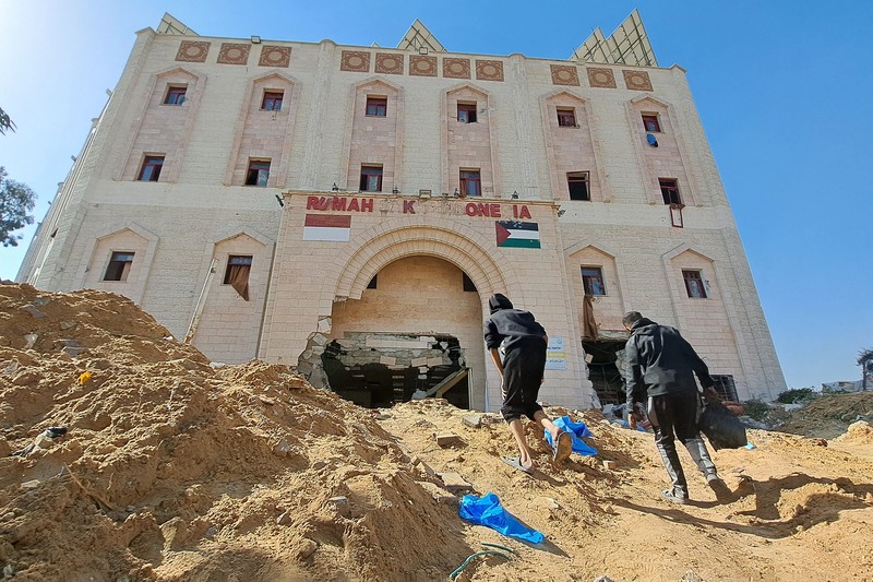 Warga Palestina memeriksa Rumah Sakit Al Shifa yang digerebek oleh pasukan Israel selama operasi darat, di tengah gencatan senjata sementara antara Israel dan kelompok Islam Palestina Hamas, di Kota Gaza, 25 November 2023. Warga Palestina memeriksa Rumah Sakit Al Shifa yang digerebek oleh pasukan Israel selama operasi darat, di tengah gencatan senjata sementara antara Israel dan kelompok Islam Palestina Hamas, di Kota Gaza, 25 November 2023. (REUTERS/Abed Sabah)