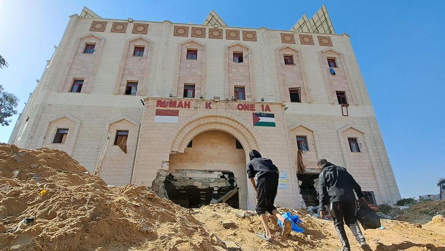 Orang-orang berjalan menuju Rumah Sakit Indonesia di pinggir kamp pengungsi Jabalia di Jalur Gaza utara, setelah pasukan Israel dilaporkan menggerebek fasilitas medis tersebut, pada 24 November 2023. Israel tidak segera mengomentari operasi apa pun di fasilitas tersebut, yang telah dilakukan. tempat terjadinya aktivitas militer selama berhari-hari, namun berulang kali mengklaim bahwa rumah sakit telah digunakan oleh Hamas untuk menyembunyikan fasilitas komando dan kontrol bawah tanah. (MOHAMMAD AHMAD/AFP via Getty Images)