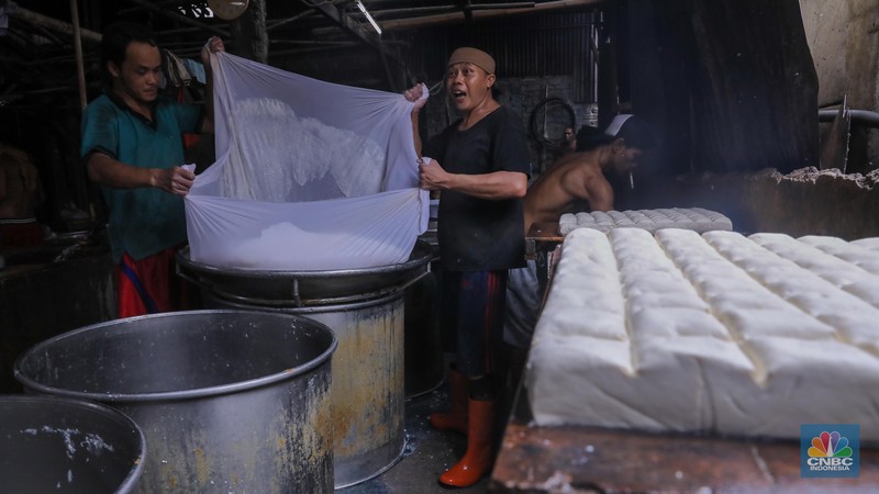 Pekerja menggiling kedelai pada salah satu pabrik tahu di Jakarta, Senin (27/11/2023). Pabrik tahu milik Haji Imroni tetap melakukan produksi seperti biasa meski harga kacang kedelai di pasaran telah menembus Rp 17.300/Kg dari yang sebelumnya Rp 13.000/Kg. (CNBC Indonesia/Faisal Rahman) Pekerja menggiling kedelai pada salah satu pabrik tahu di Jakarta, Senin (27/11/2023). Pabrik tahu milik Haji Imroni tetap melakukan produksi seperti biasa meski harga kacang kedelai di pasaran telah menembus Rp 17.300/Kg dari yang sebelumnya Rp 13.000/Kg. (CNBC Indonesia/Faisal Rahman)