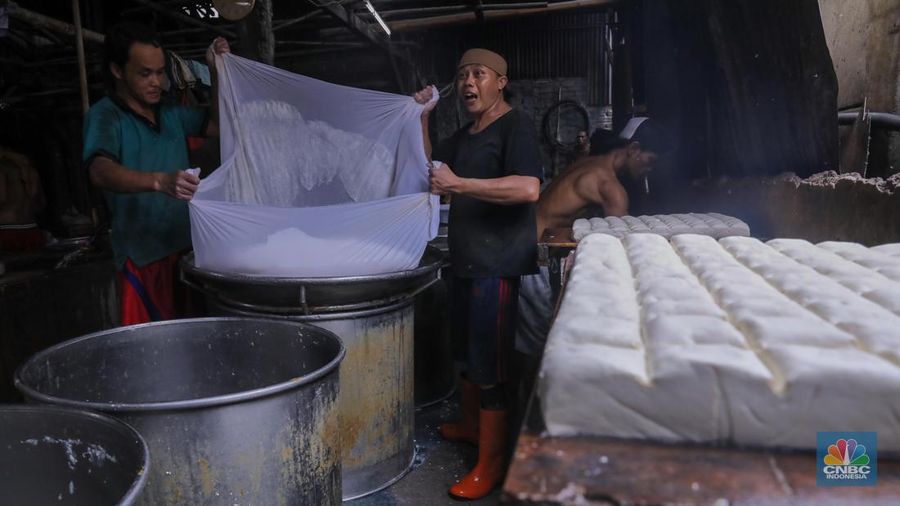 Pekerja menggiling kedelai pada salah satu pabrik tahu di Jakarta, Senin (27/11/2023). Pabrik tahu milik Haji Imroni tetap melakukan produksi seperti biasa meski harga kacang kedelai di pasaran telah menembus Rp 17.300/Kg dari yang sebelumnya Rp 13.000/Kg. (CNBC Indonesia/Faisal Rahman)