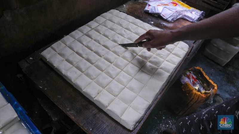 Pekerja menggiling kedelai pada salah satu pabrik tahu di Jakarta, Senin (27/11/2023). Pabrik tahu milik Haji Imroni tetap melakukan produksi seperti biasa meski harga kacang kedelai di pasaran telah menembus Rp 17.300/Kg dari yang sebelumnya Rp 13.000/Kg. (CNBC Indonesia/Faisal Rahman) Pekerja menggiling kedelai pada salah satu pabrik tahu di Jakarta, Senin (27/11/2023). Pabrik tahu milik Haji Imroni tetap melakukan produksi seperti biasa meski harga kacang kedelai di pasaran telah menembus Rp 17.300/Kg dari yang sebelumnya Rp 13.000/Kg. (CNBC Indonesia/Faisal Rahman)