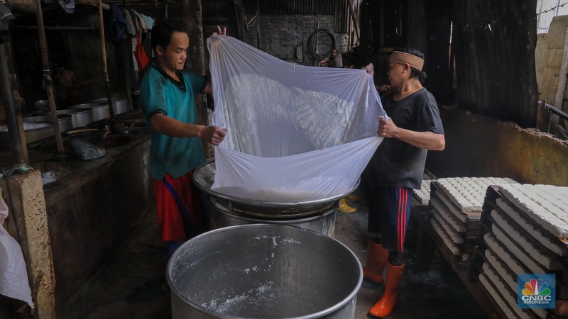 Pekerja menggiling kedelai pada salah satu pabrik tahu di Jakarta, Senin (27/11/2023). Pabrik tahu milik Haji Imroni tetap melakukan produksi seperti biasa meski harga kacang kedelai di pasaran telah menembus Rp 17.300/Kg dari yang sebelumnya Rp 13.000/Kg. (CNBC Indonesia/Faisal Rahman) Pekerja menggiling kedelai pada salah satu pabrik tahu di Jakarta, Senin (27/11/2023). Pabrik tahu milik Haji Imroni tetap melakukan produksi seperti biasa meski harga kacang kedelai di pasaran telah menembus Rp 17.300/Kg dari yang sebelumnya Rp 13.000/Kg. (CNBC Indonesia/Faisal Rahman)