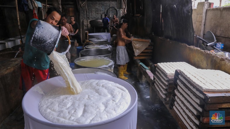 Pekerja menggiling kedelai pada salah satu pabrik tahu di Jakarta, Senin (27/11/2023). Pabrik tahu milik Haji Imroni tetap melakukan produksi seperti biasa meski harga kacang kedelai di pasaran telah menembus Rp 17.300/Kg dari yang sebelumnya Rp 13.000/Kg. (CNBC Indonesia/Faisal Rahman)