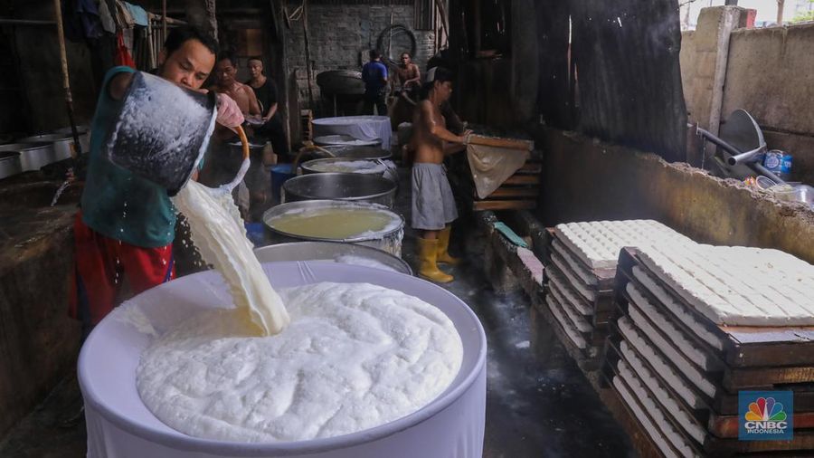 Pekerja menggiling kedelai pada salah satu pabrik tahu di Jakarta, Senin (27/11/2023). Pabrik tahu milik Haji Imroni tetap melakukan produksi seperti biasa meski harga kacang kedelai di pasaran telah menembus Rp 17.300/Kg dari yang sebelumnya Rp 13.000/Kg. (CNBC Indonesia/Faisal Rahman)