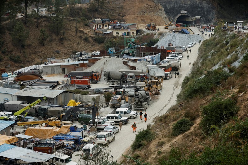 Personel media dan penonton berkumpul di dekat pintu masuk terowongan yang sedang dibangun tempat para pekerja terjebak setelah runtuhnya terowongan, di Uttarkashi, di negara bagian utara Uttarakhand, India, 24 November 2023. Personel media dan penonton berkumpul di dekat pintu masuk terowongan yang sedang dibangun tempat para pekerja terjebak setelah runtuhnya terowongan, di Uttarkashi, di negara bagian utara Uttarakhand, India, 24 November 2023. (REUTERS/Stringer)