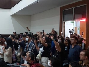 Hakim Tegur Pengunjung Sidang Haris Azhar yang Teriaki Jaksa