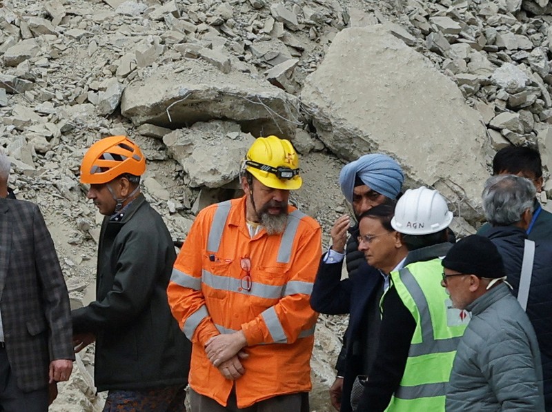 Personel media dan penonton berkumpul di dekat pintu masuk terowongan yang sedang dibangun tempat para pekerja terjebak setelah runtuhnya terowongan, di Uttarkashi, di negara bagian utara Uttarakhand, India, 24 November 2023. Personel media dan penonton berkumpul di dekat pintu masuk terowongan yang sedang dibangun tempat para pekerja terjebak setelah runtuhnya terowongan, di Uttarkashi, di negara bagian utara Uttarakhand, India, 24 November 2023. (REUTERS/Stringer)