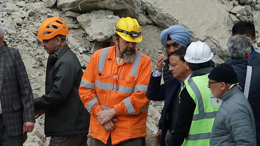 Personel media dan penonton berkumpul di dekat pintu masuk terowongan yang sedang dibangun tempat para pekerja terjebak setelah runtuhnya terowongan, di Uttarkashi, di negara bagian utara Uttarakhand, India, 24 November 2023. (REUTERS/Stringer)