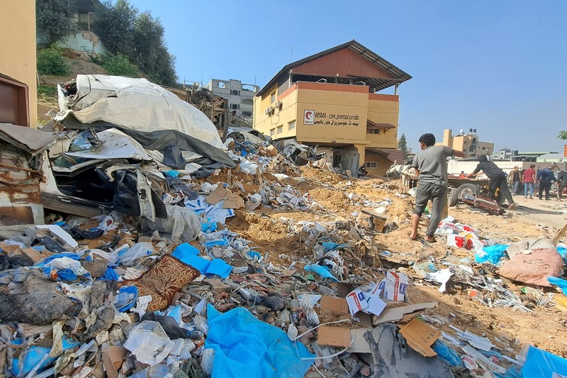 Warga Palestina memeriksa Rumah Sakit Al Shifa yang digerebek oleh pasukan Israel selama operasi darat, di tengah gencatan senjata sementara antara Israel dan kelompok Islam Palestina Hamas, di Kota Gaza, 25 November 2023. Warga Palestina memeriksa Rumah Sakit Al Shifa yang digerebek oleh pasukan Israel selama operasi darat, di tengah gencatan senjata sementara antara Israel dan kelompok Islam Palestina Hamas, di Kota Gaza, 25 November 2023. (REUTERS/Abed Sabah)