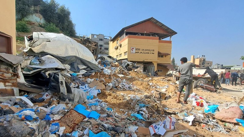 Warga Palestina memeriksa Rumah Sakit Al Shifa yang digerebek oleh pasukan Israel selama operasi darat, di tengah gencatan senjata sementara antara Israel dan kelompok Islam Palestina Hamas, di Kota Gaza, 25 November 2023. (REUTERS/Abed Sabah)