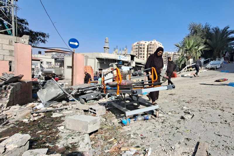 Warga Palestina memeriksa Rumah Sakit Al Shifa yang digerebek oleh pasukan Israel selama operasi darat, di tengah gencatan senjata sementara antara Israel dan kelompok Islam Palestina Hamas, di Kota Gaza, 25 November 2023. Warga Palestina memeriksa Rumah Sakit Al Shifa yang digerebek oleh pasukan Israel selama operasi darat, di tengah gencatan senjata sementara antara Israel dan kelompok Islam Palestina Hamas, di Kota Gaza, 25 November 2023. (REUTERS/Abed Sabah)