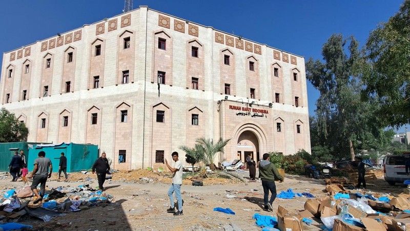 Warga Palestina memeriksa Rumah Sakit Al Shifa yang digerebek oleh pasukan Israel selama operasi darat, di tengah gencatan senjata sementara antara Israel dan kelompok Islam Palestina Hamas, di Kota Gaza, 25 November 2023. (REUTERS/Abed Sabah)