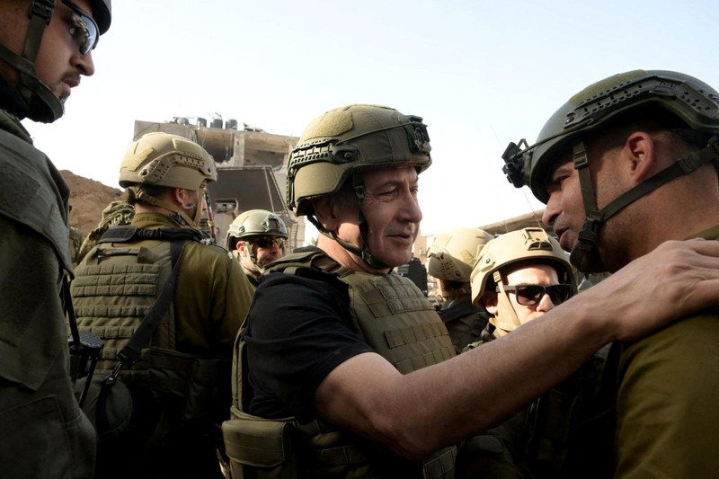 Perdana Menteri Israel Benjamin Netanyahu mengunjungi Jalur Gaza, selama gencatan senjata sementara antara Hamas dan Israel, dalam selebaran yang diperoleh Reuters pada 26 November 2023. Perdana Menteri Israel Benjamin Netanyahu mengunjungi Jalur Gaza, selama gencatan senjata sementara antara Hamas dan Israel, dalam selebaran yang diperoleh Reuters pada 26 November 2023. (Avi Ohayon/GPO/Handout via REUTERS)