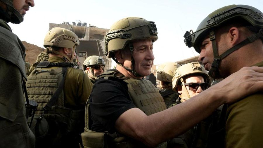 Perdana Menteri Israel Benjamin Netanyahu mengunjungi Jalur Gaza, selama gencatan senjata sementara antara Hamas dan Israel, dalam selebaran yang diperoleh Reuters pada 26 November 2023. (Avi Ohayon/GPO/Handout via REUTERS)