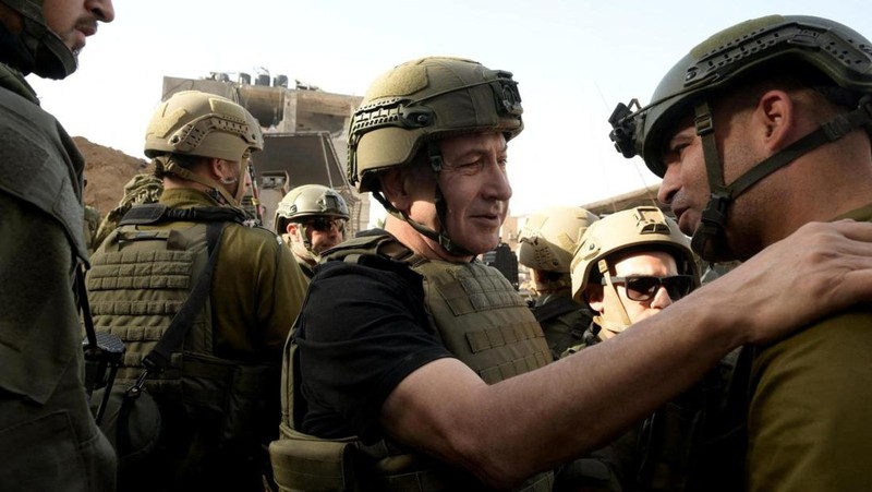 Perdana Menteri Israel Benjamin Netanyahu mengunjungi Jalur Gaza, selama gencatan senjata sementara antara Hamas dan Israel, dalam selebaran yang diperoleh Reuters pada 26 November 2023. (Avi Ohayon/GPO/Handout via REUTERS)