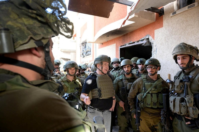 Perdana Menteri Israel Benjamin Netanyahu mengunjungi Jalur Gaza, selama gencatan senjata sementara antara Hamas dan Israel, dalam selebaran yang diperoleh Reuters pada 26 November 2023. (Avi Ohayon/GPO/Handout via REUTERS)