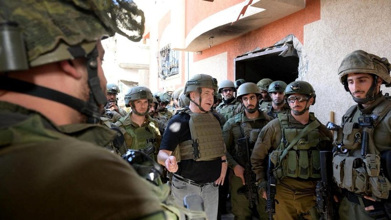 Perdana Menteri Israel Benjamin Netanyahu mengunjungi Jalur Gaza, selama gencatan senjata sementara antara Hamas dan Israel, dalam selebaran yang diperoleh Reuters pada 26 November 2023. (Avi Ohayon/GPO/Handout via REUTERS)