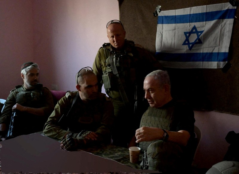 Perdana Menteri Israel Benjamin Netanyahu mengunjungi Jalur Gaza, selama gencatan senjata sementara antara Hamas dan Israel, dalam selebaran yang diperoleh Reuters pada 26 November 2023. Perdana Menteri Israel Benjamin Netanyahu mengunjungi Jalur Gaza, selama gencatan senjata sementara antara Hamas dan Israel, dalam selebaran yang diperoleh Reuters pada 26 November 2023. (Avi Ohayon/GPO/Handout via REUTERS)