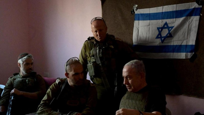 Perdana Menteri Israel Benjamin Netanyahu mengunjungi Jalur Gaza, selama gencatan senjata sementara antara Hamas dan Israel, dalam selebaran yang diperoleh Reuters pada 26 November 2023. (Avi Ohayon/GPO/Handout via REUTERS)
