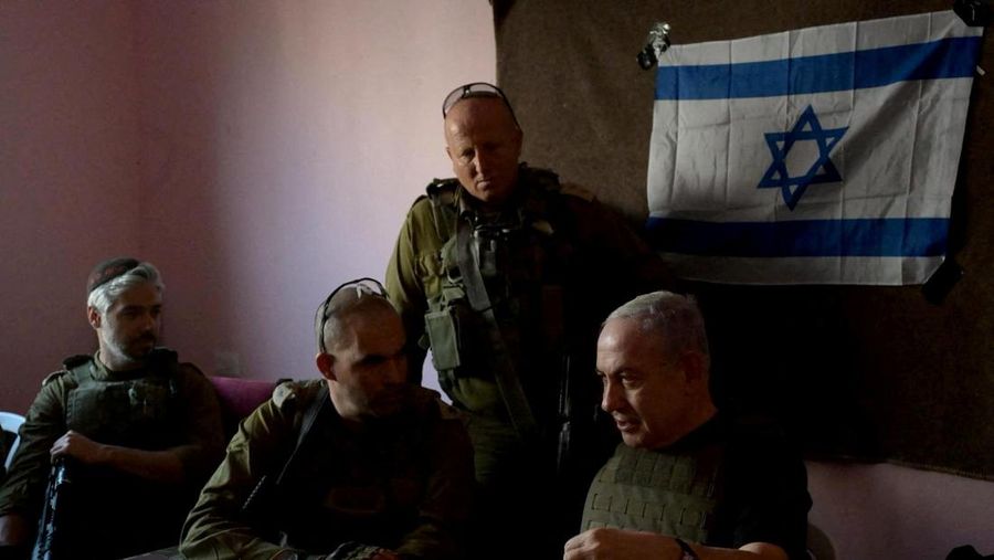 Perdana Menteri Israel Benjamin Netanyahu mengunjungi Jalur Gaza, selama gencatan senjata sementara antara Hamas dan Israel, dalam selebaran yang diperoleh Reuters pada 26 November 2023. (Avi Ohayon/GPO/Handout via REUTERS)