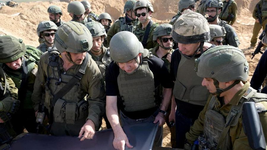 Perdana Menteri Israel Benjamin Netanyahu mengunjungi Jalur Gaza, selama gencatan senjata sementara antara Hamas dan Israel, dalam selebaran yang diperoleh Reuters pada 26 November 2023. (Avi Ohayon/GPO/Handout via REUTERS)