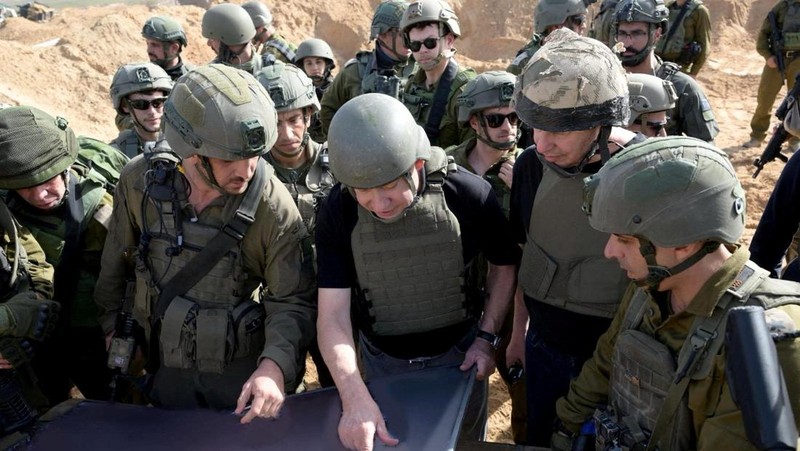 Perdana Menteri Israel Benjamin Netanyahu mengunjungi Jalur Gaza, selama gencatan senjata sementara antara Hamas dan Israel, dalam selebaran yang diperoleh Reuters pada 26 November 2023. (Avi Ohayon/GPO/Handout via REUTERS)
