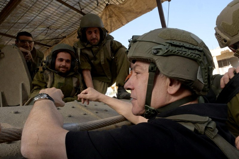 Perdana Menteri Israel Benjamin Netanyahu mengunjungi Jalur Gaza, selama gencatan senjata sementara antara Hamas dan Israel, dalam selebaran yang diperoleh Reuters pada 26 November 2023. Perdana Menteri Israel Benjamin Netanyahu mengunjungi Jalur Gaza, selama gencatan senjata sementara antara Hamas dan Israel, dalam selebaran yang diperoleh Reuters pada 26 November 2023. (Avi Ohayon/GPO/Handout via REUTERS)