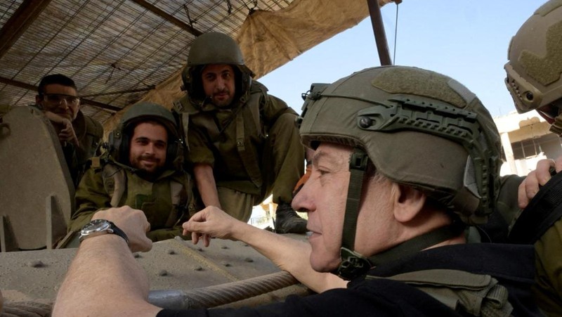 Perdana Menteri Israel Benjamin Netanyahu mengunjungi Jalur Gaza, selama gencatan senjata sementara antara Hamas dan Israel, dalam selebaran yang diperoleh Reuters pada 26 November 2023. (Avi Ohayon/GPO/Handout via REUTERS)