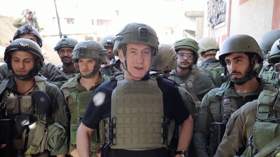 Perdana Menteri Israel Benjamin Netanyahu mengunjungi Jalur Gaza, selama gencatan senjata sementara antara Hamas dan Israel, dalam selebaran yang diperoleh Reuters pada 26 November 2023. (Tangkapan Layar Video Reuters/GPO)