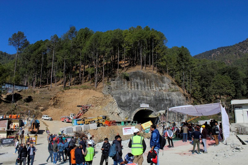 Personel media dan penonton berkumpul di dekat pintu masuk terowongan yang sedang dibangun tempat para pekerja terjebak setelah runtuhnya terowongan, di Uttarkashi, di negara bagian utara Uttarakhand, India, 24 November 2023. Personel media dan penonton berkumpul di dekat pintu masuk terowongan yang sedang dibangun tempat para pekerja terjebak setelah runtuhnya terowongan, di Uttarkashi, di negara bagian utara Uttarakhand, India, 24 November 2023. (REUTERS/Stringer)