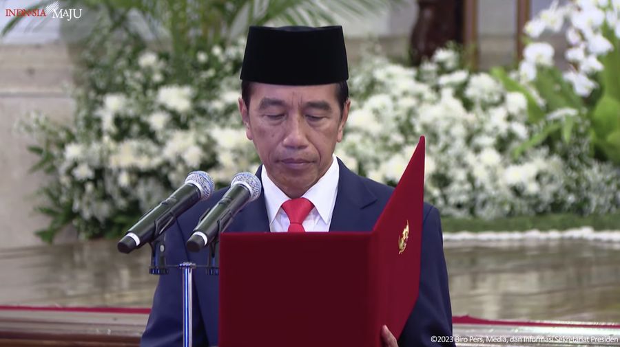 Presiden Jokowi Lantik Gubernur Riau dan Ketua Sementara KPK, Istana Negara, 27 November 2023. (Tangkapan layar Youtube)