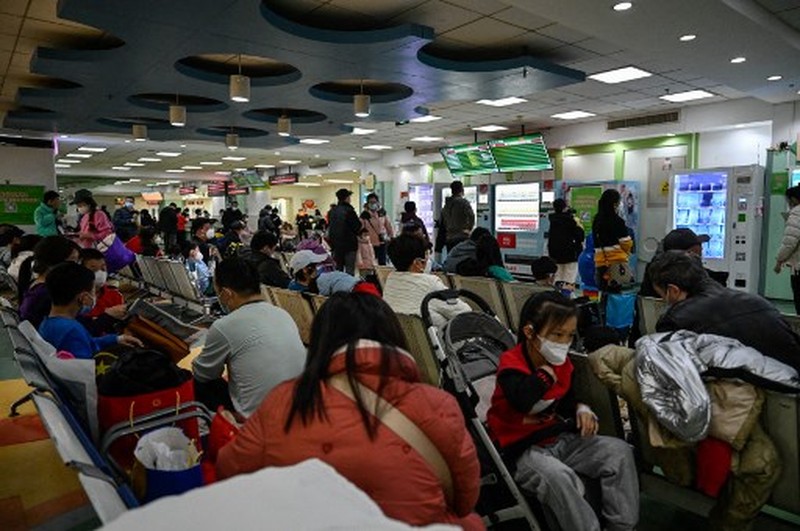 Rumah sakit di Beijing dan China wilayah utara tengah menghadapi lonjakan jumlah pasien anak-anak yang menderita penyakit pernafasan. (AP Photo/Andy Wong)