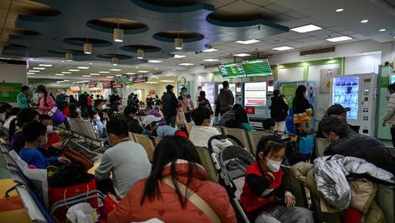 Rumah sakit di Beijing dan China wilayah utara tengah menghadapi lonjakan jumlah pasien anak-anak yang menderita penyakit pernafasan. (AP Photo/Andy Wong)