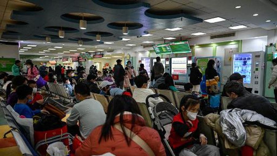 Rumah sakit di Beijing dan China wilayah utara tengah menghadapi lonjakan jumlah pasien anak-anak yang menderita penyakit pernafasan. (Photo by Jade Gao / AFP)