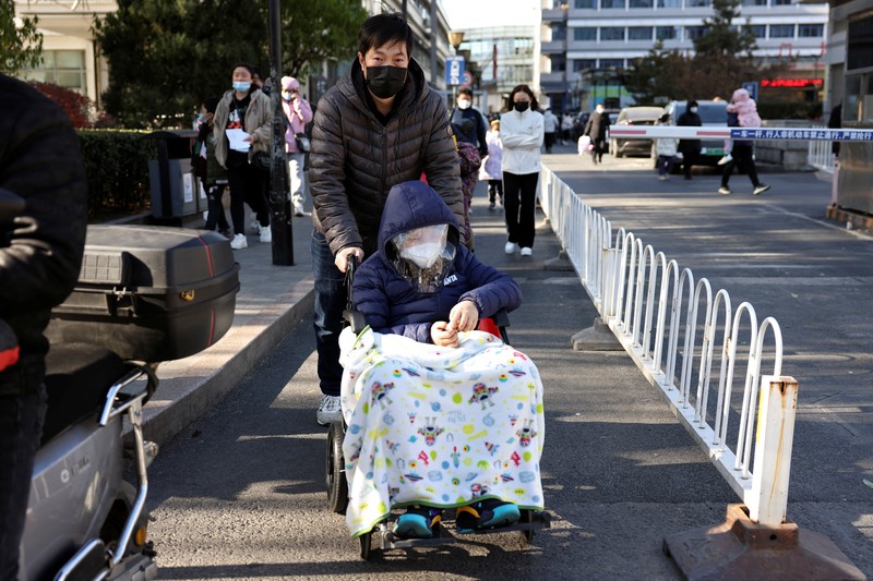 Rumah sakit di Beijing dan China wilayah utara tengah menghadapi lonjakan jumlah pasien anak-anak yang menderita penyakit pernafasan. (AP Photo/Andy Wong) Rumah sakit di Beijing dan China wilayah utara tengah menghadapi lonjakan jumlah pasien anak-anak yang menderita penyakit pernafasan. (AP Photo/Andy Wong)