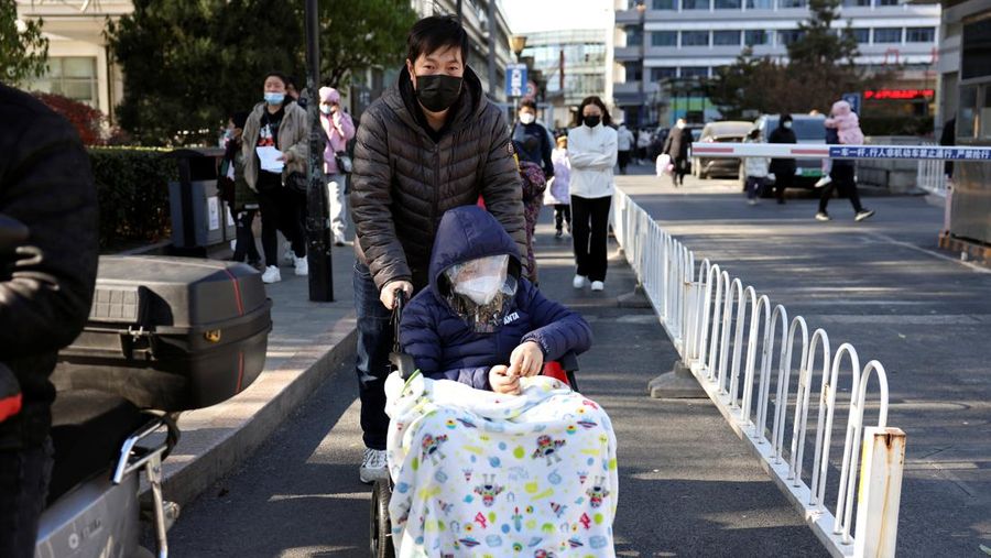 Rumah sakit di Beijing dan China wilayah utara tengah menghadapi lonjakan jumlah pasien anak-anak yang menderita penyakit pernafasan. (AP Photo/Andy Wong)